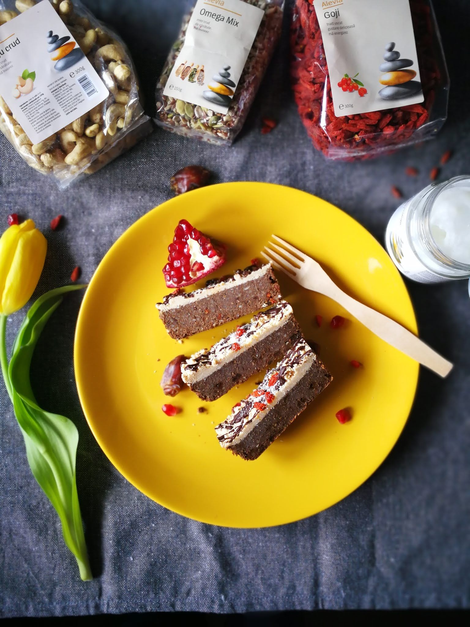 Fotografie din rețeta Chec raw vegan cu nuci și cocos