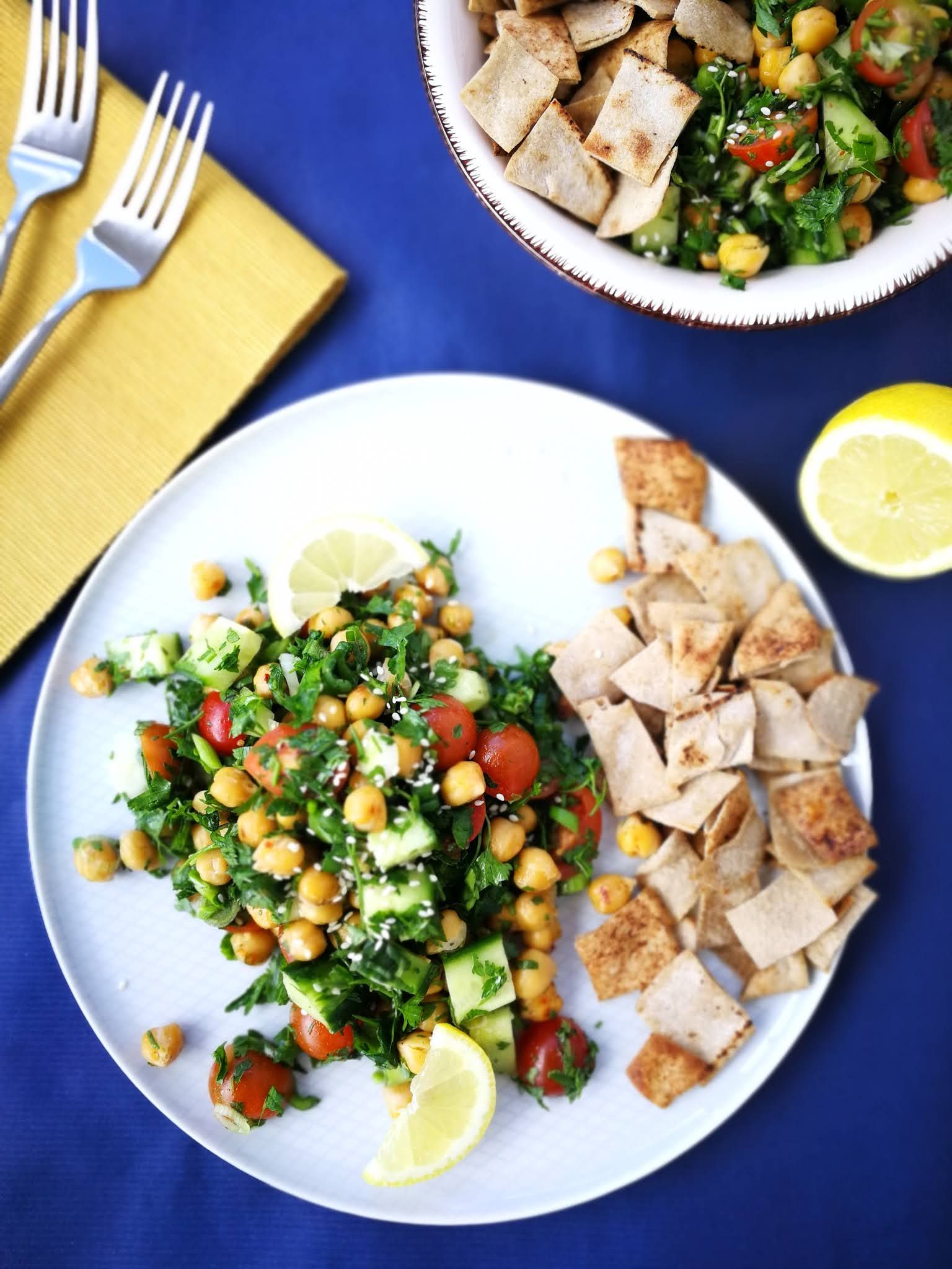Fotografie din rețeta Salata fattoush cu lipie crocantă