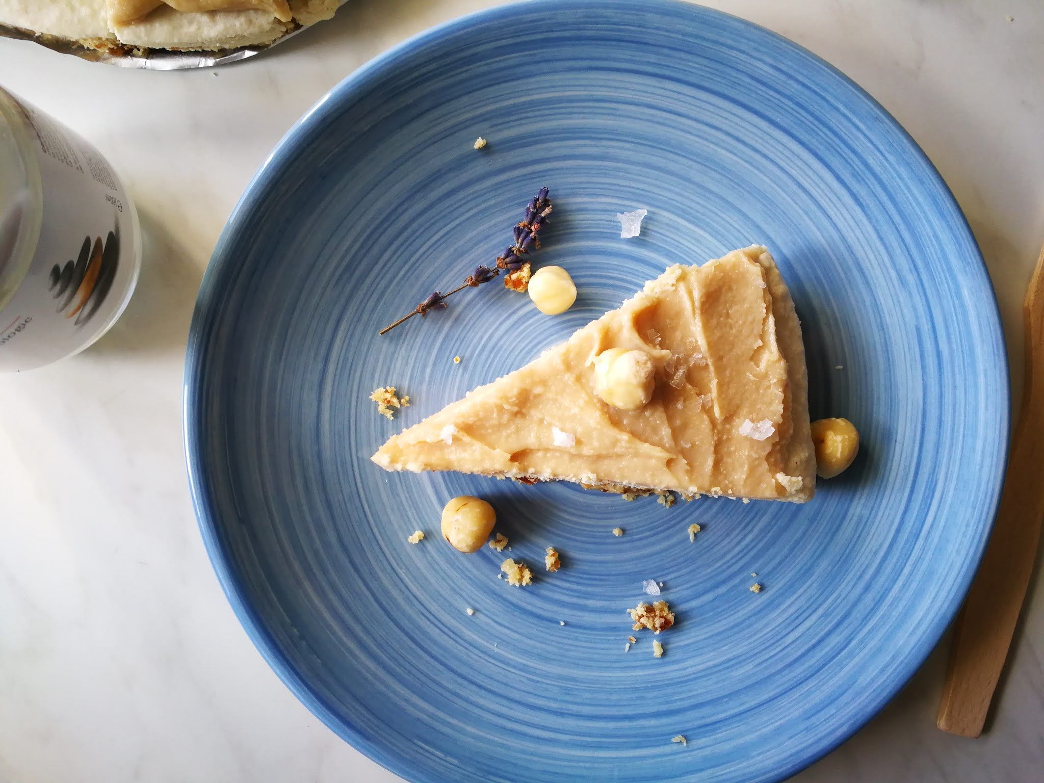 Fotografie din rețeta Cheesecake raw vegan cu topping de caramel sărat