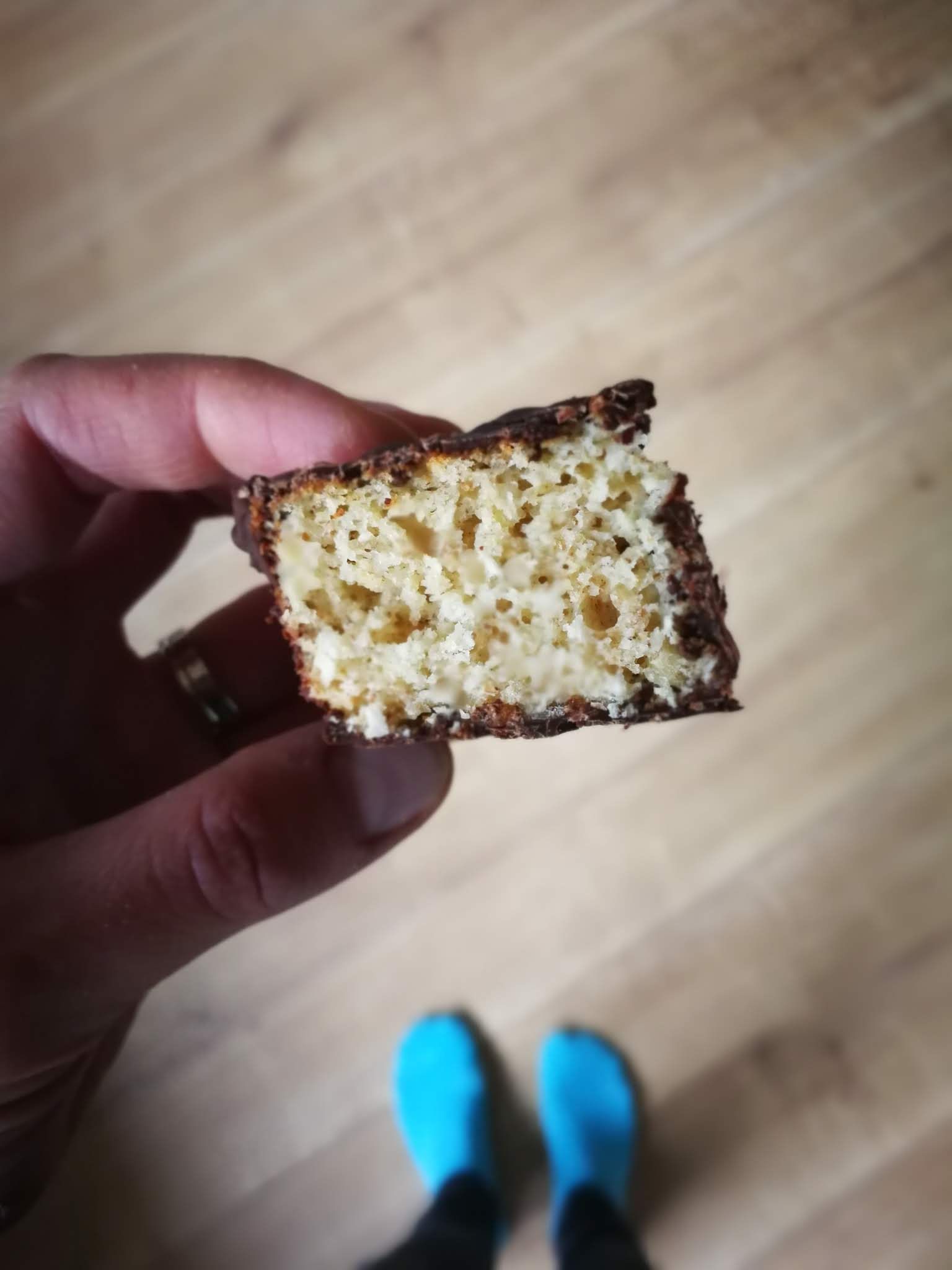 Fotografie din rețeta Pandișpan din cocos acoperit cu ciocolata neagră