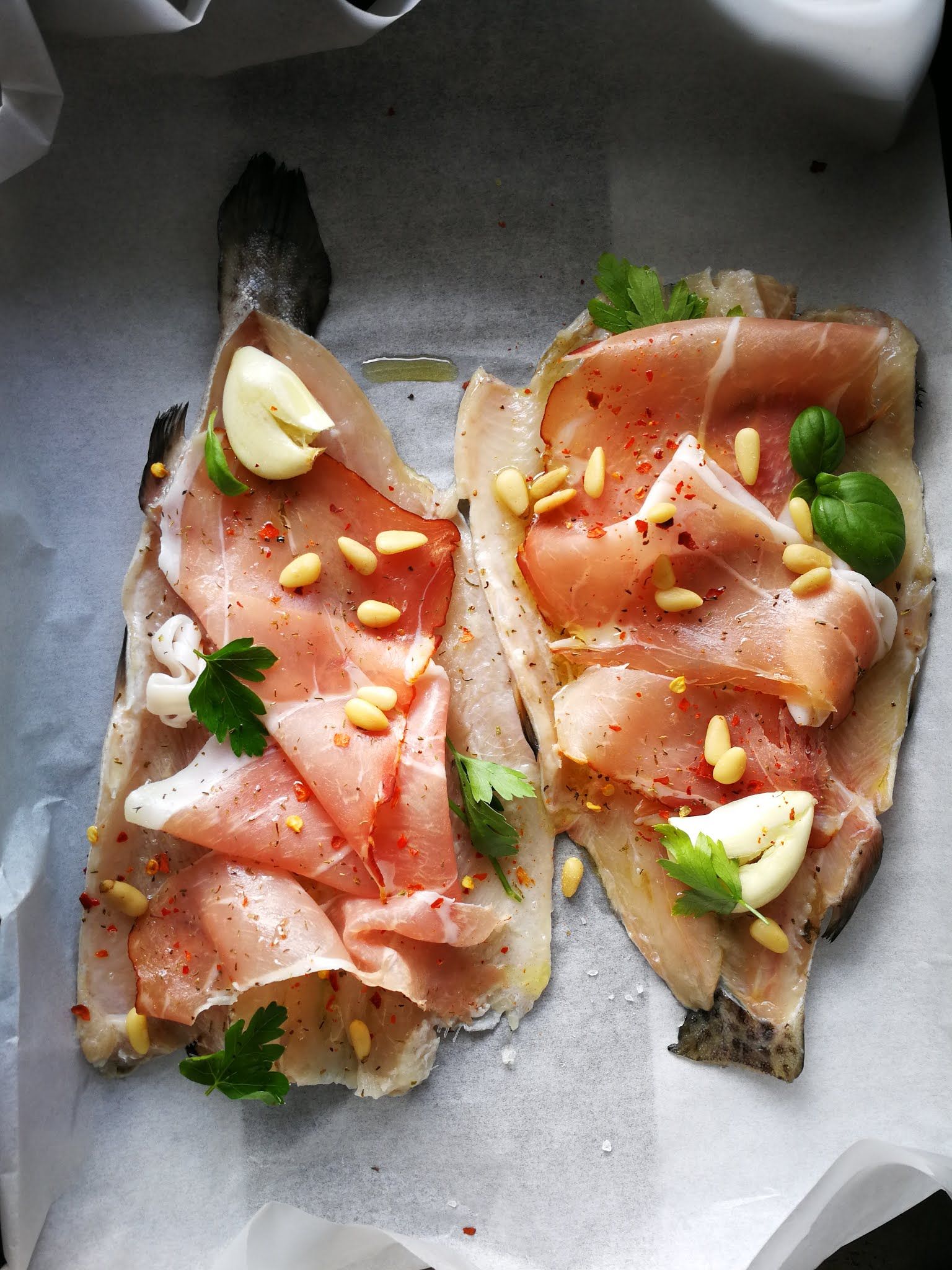 Fotografie din rețeta Surf & turf cu păstrăv și prosciutto