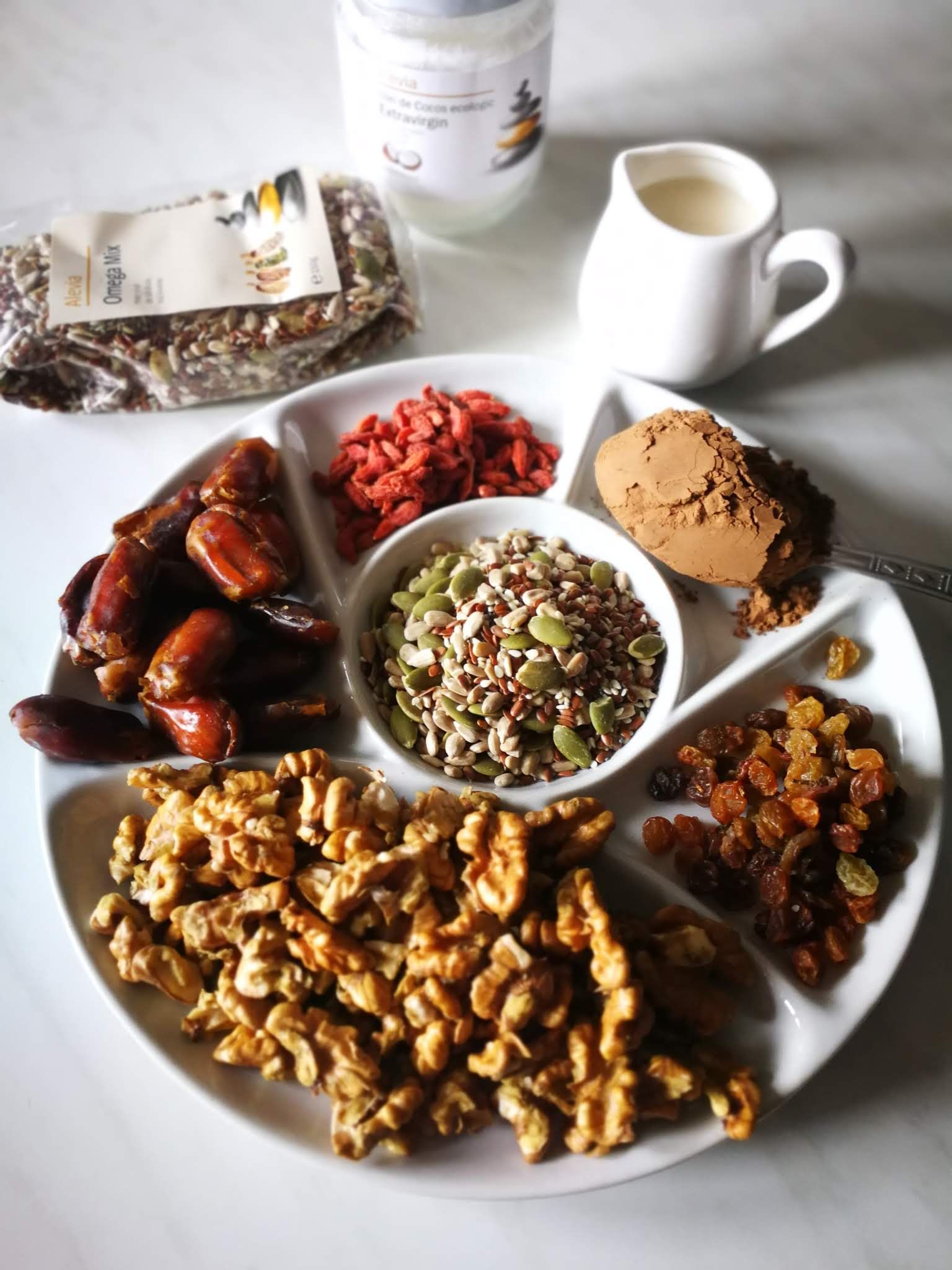 Fotografie din rețeta Chec raw vegan cu nuci și cocos