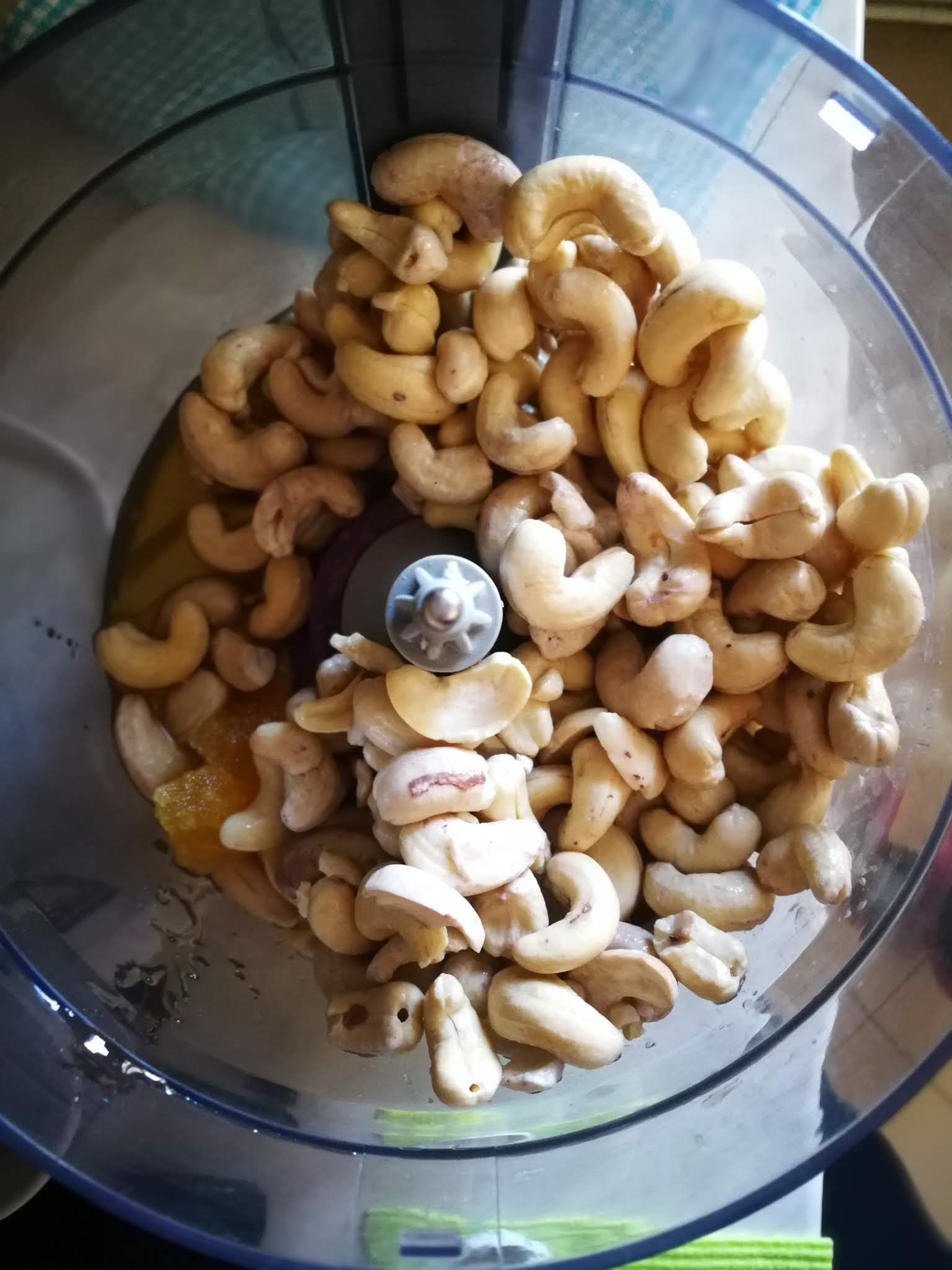Fotografie din rețeta Cheesecake raw vegan cu topping de caramel sărat