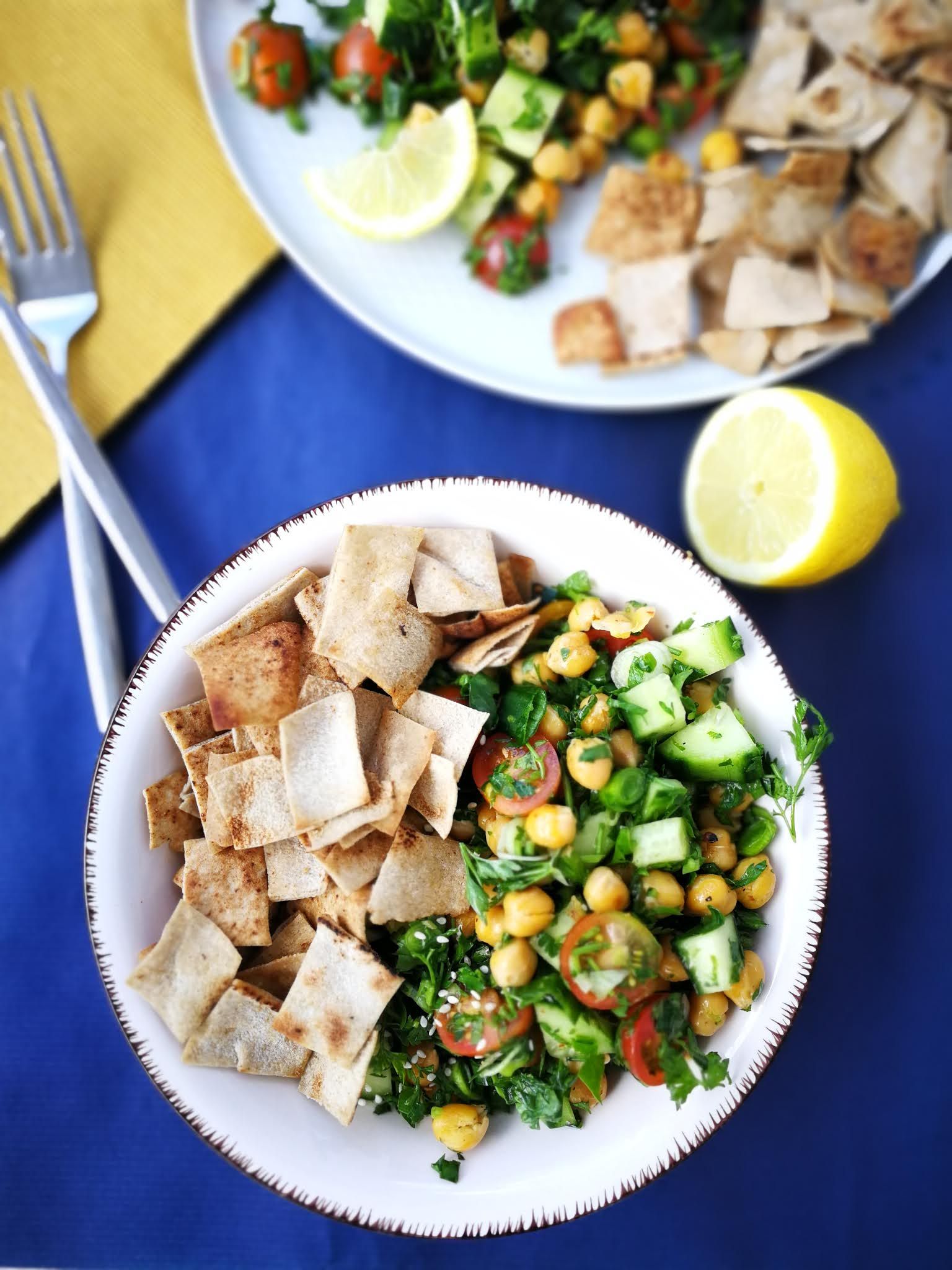 Fotografie din rețeta Salata fattoush cu lipie crocantă