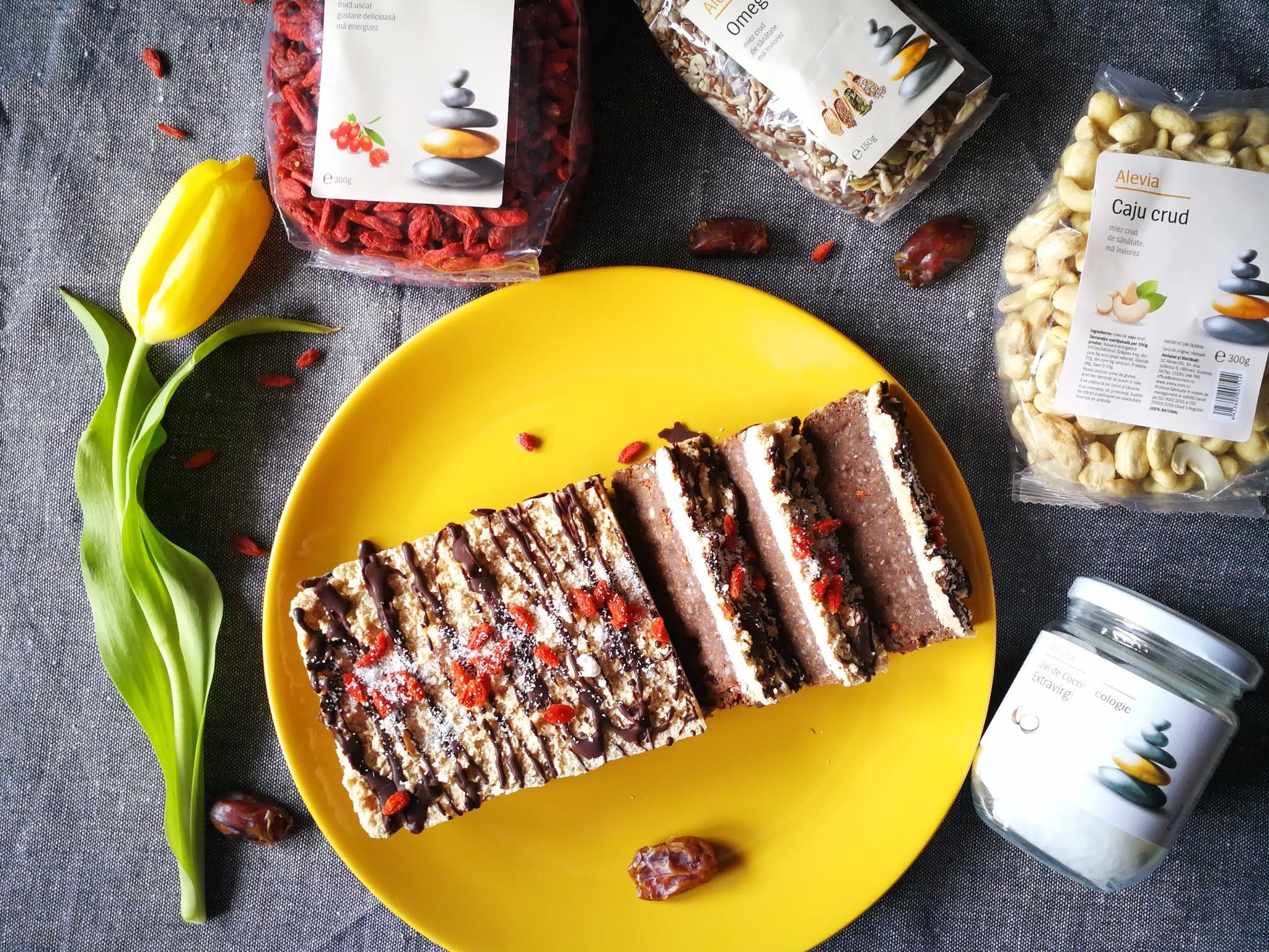 Fotografie din rețeta Chec raw vegan cu nuci și cocos