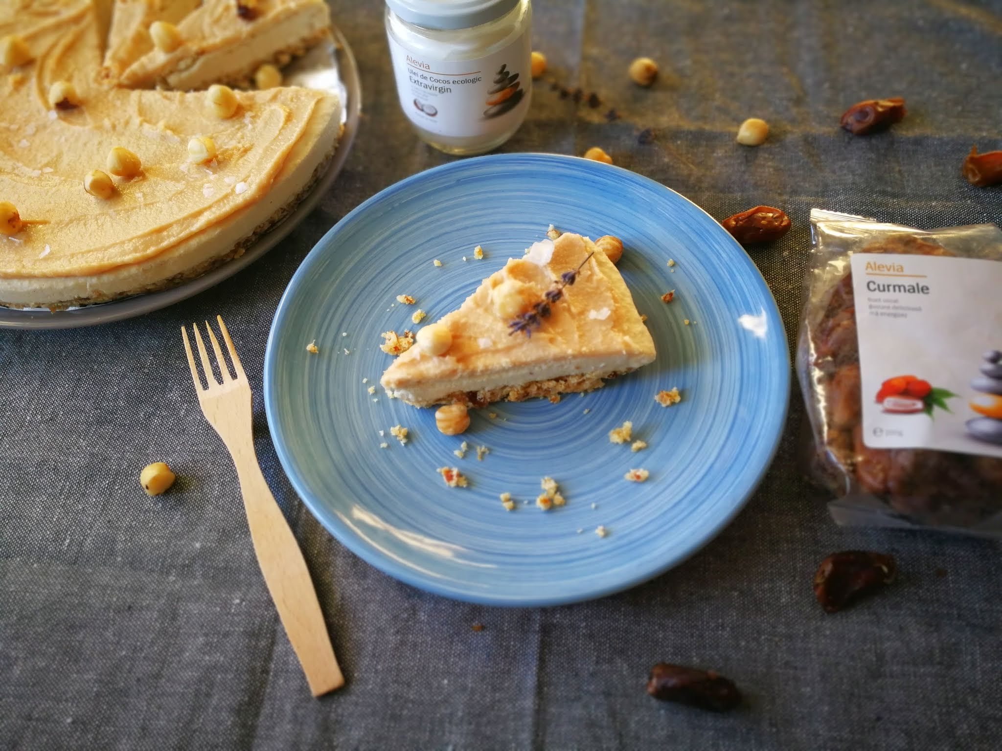 Fotografie din rețeta Cheesecake raw vegan cu topping de caramel sărat