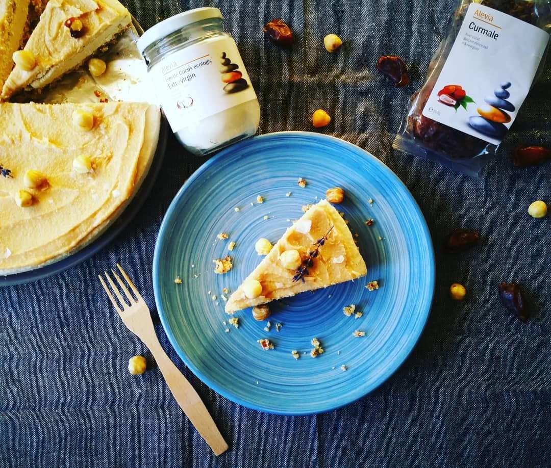 Fotografie din rețeta Cheesecake raw vegan cu topping de caramel sărat