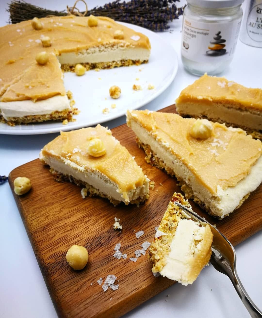 Fotografie din rețeta Cheesecake raw vegan cu topping de caramel sărat