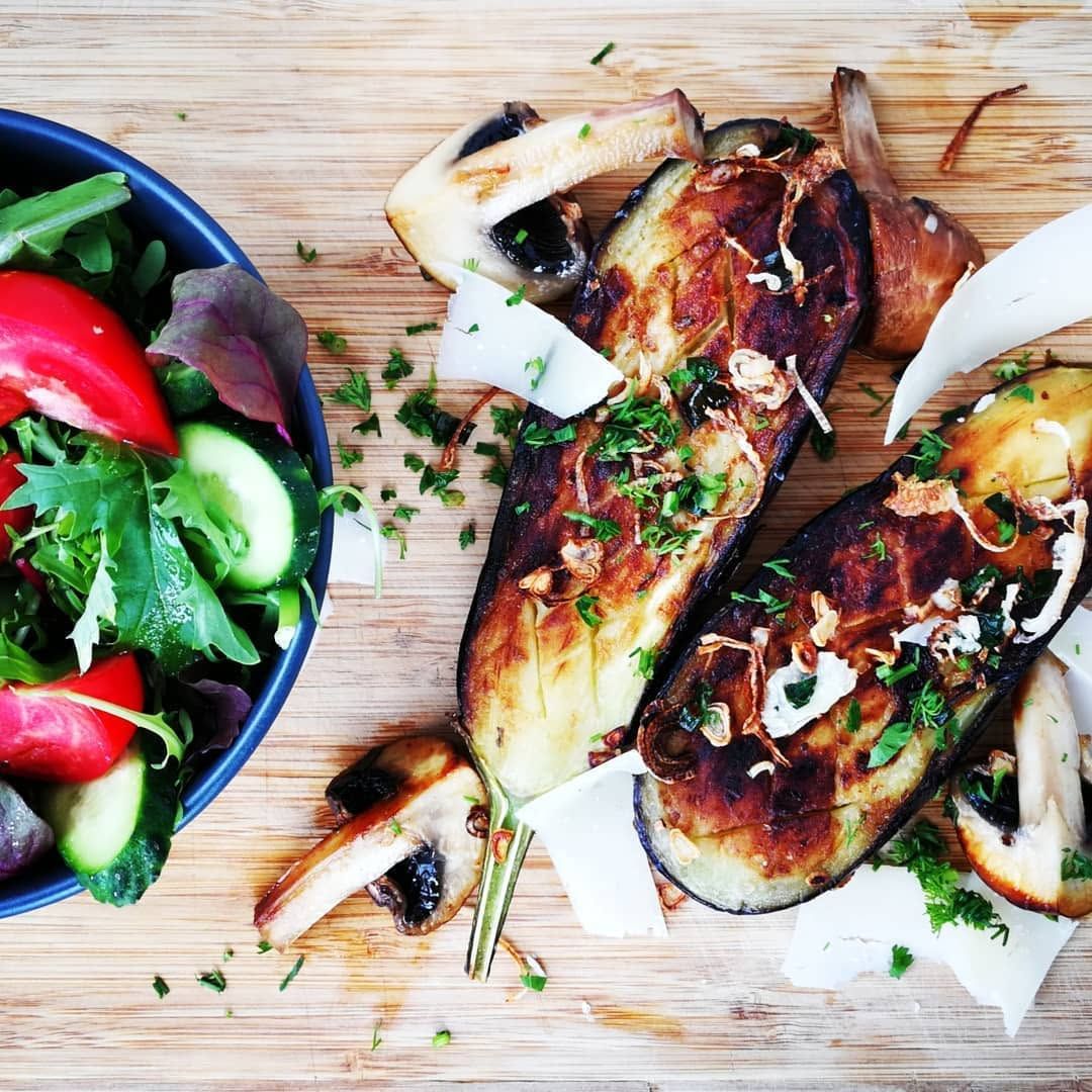 Fotografie din rețeta Salată caldă de vinete, ciuperci și parmezan 🍆 Salată verde opțional !